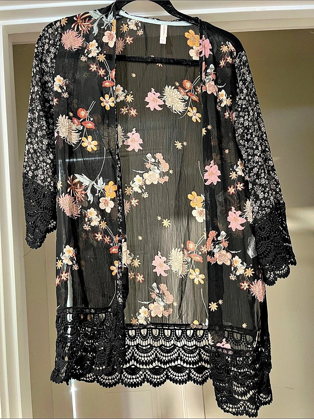 Xhilaration Floral Lace Kimono in Black & Pink XS/S Like New